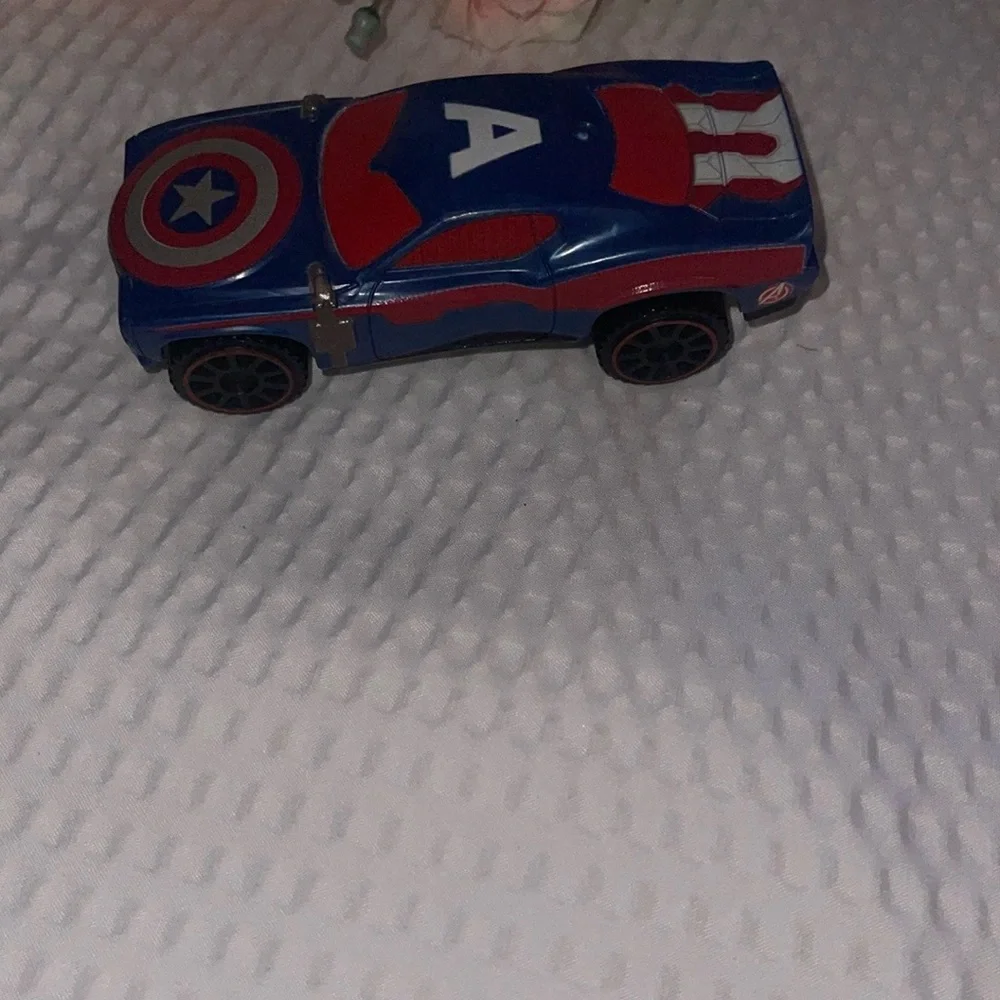 Hot Wheels Marvel Avengers Captain America Flip Fighters Character Car